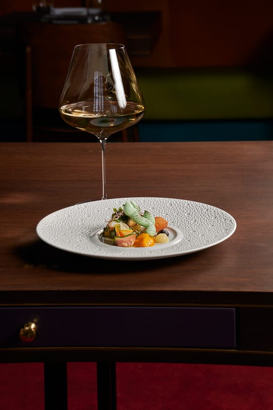 Gerecht met een glas witte wijn in de eetzaal
