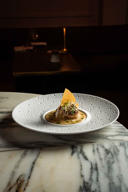 Gerecht op een marmeren tafel in de eetzaal