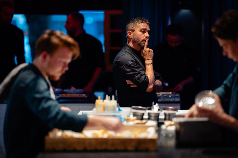 Dennis Huwaë in de keuken van Daalder